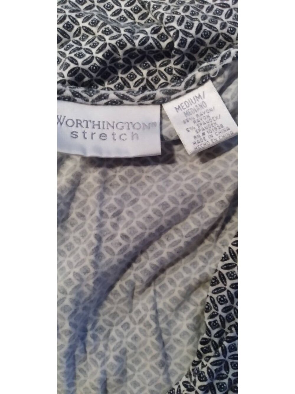 Worthington Black White Geo V Neck Cap Slv Top Shirt Blouse Womens MEDIUM USED - Picture 5 of 5